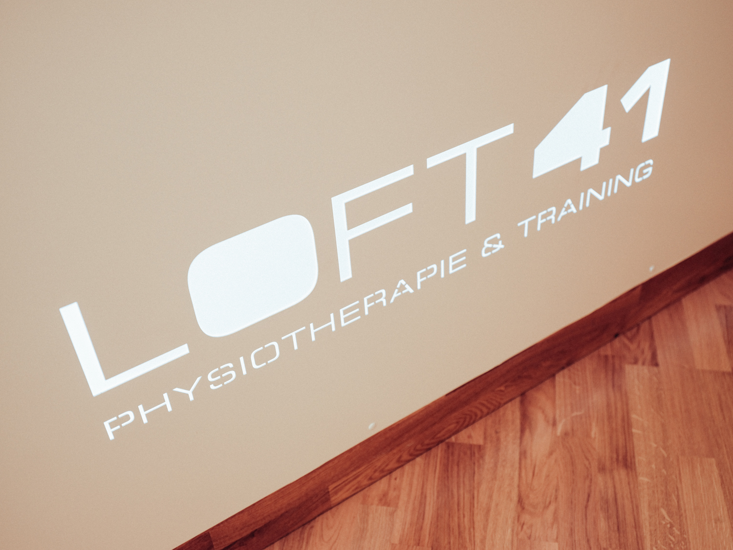 Logo von Loft 41 bei beleuchteter Rezeption